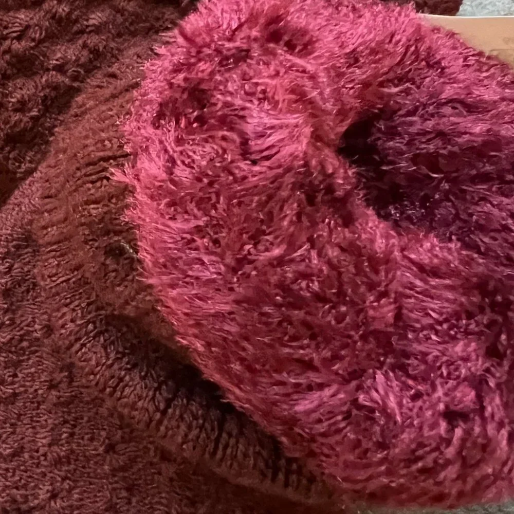 Women’s Winter Warm Gloves Fleece W/ Button Details in Wine